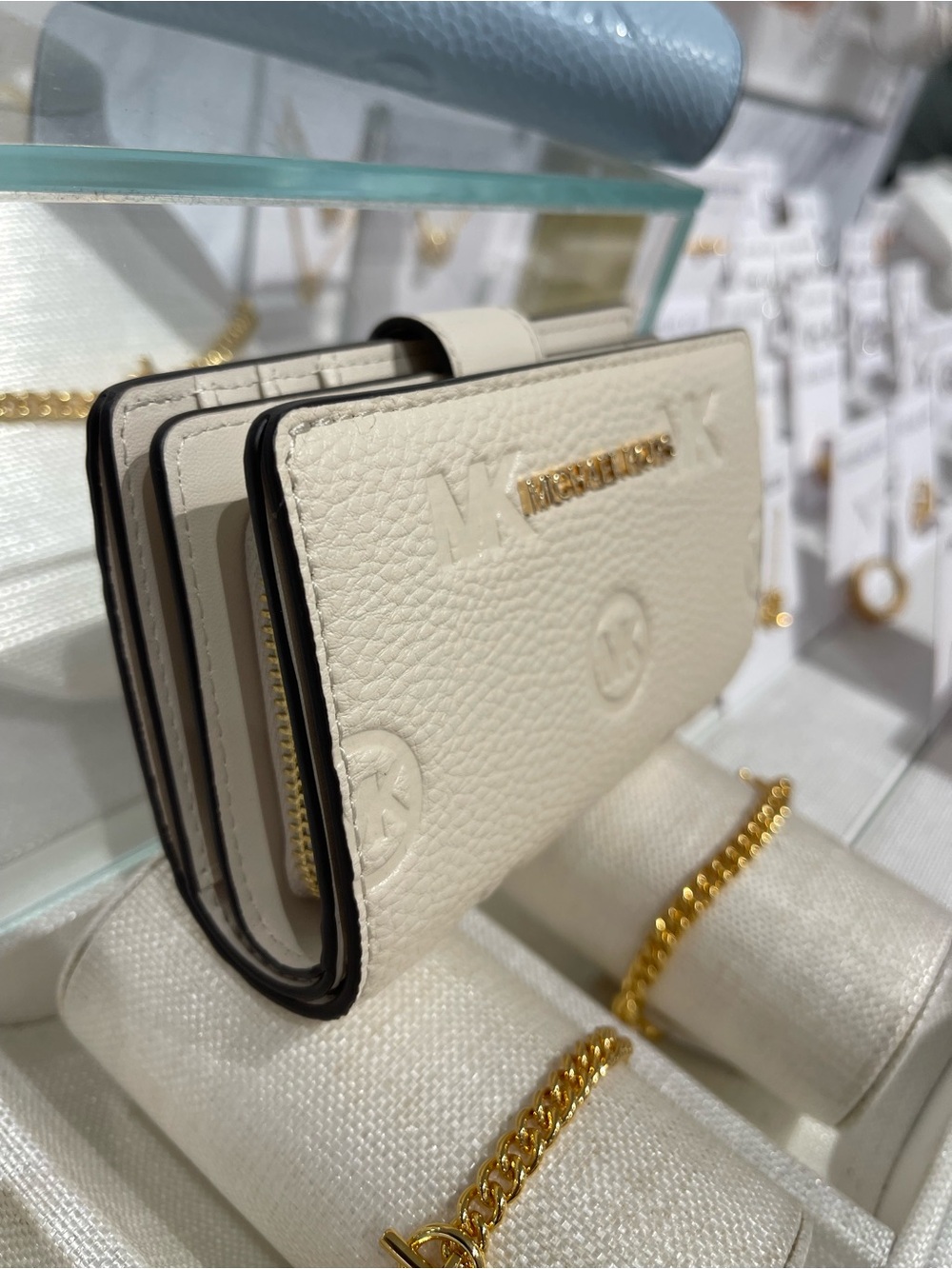Michael Kors Jet Set Travel Medium Logo Debossed Billfold Wallet
Light Cream
NWT - Picture 7 of 16